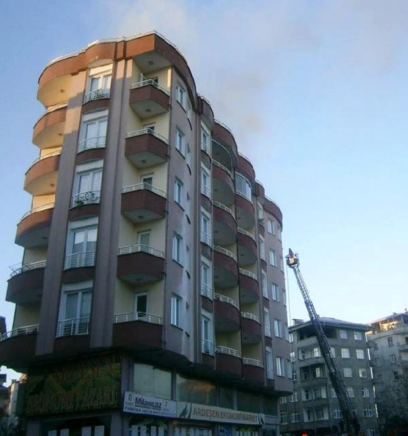 Ardeşen'de Çatı Yangını Korkuttu