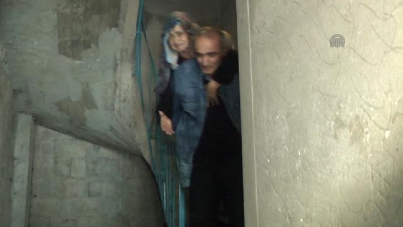 Hasta Annesini Araç Yoluna Sırtında Taşıyor