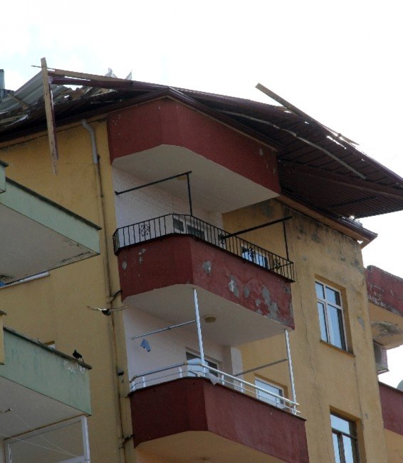 Rize'de Esen Rüzgar Maddi Hasara Neden Oldu