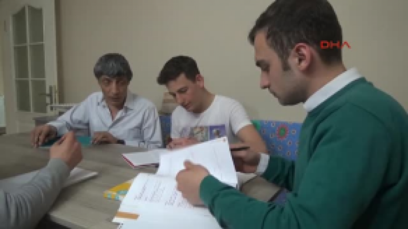 60 Yaşında Göremeyen Ümit, Yıllardır Ders Çalıştırıyor