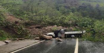 Ardeşen Çamlıhemşin Karayolunda Heyelan