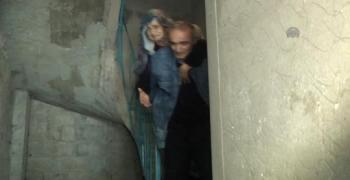Hasta Annesini Araç Yoluna Sırtında Taşıyor