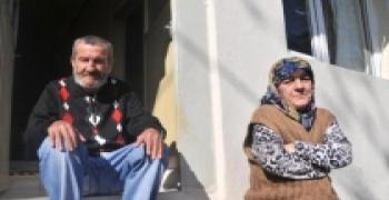 10 YIL ÖNCE BOŞANDIĞI EŞİ FELÇ OLUNCA BAKIMINI ÜSTLENDİ