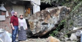 ÇAYELİ'NDE YAMAÇTAN KOPAN KAYA EVE ÇARPTI