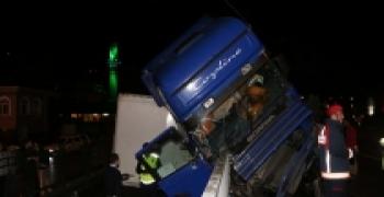 RİZE TİCARET BORSASI ÖNÜNDE TIR DEVRİLDİ