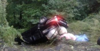 RİZEDE ÇAY YÜKLÜ KAMYON YUVARLANDI